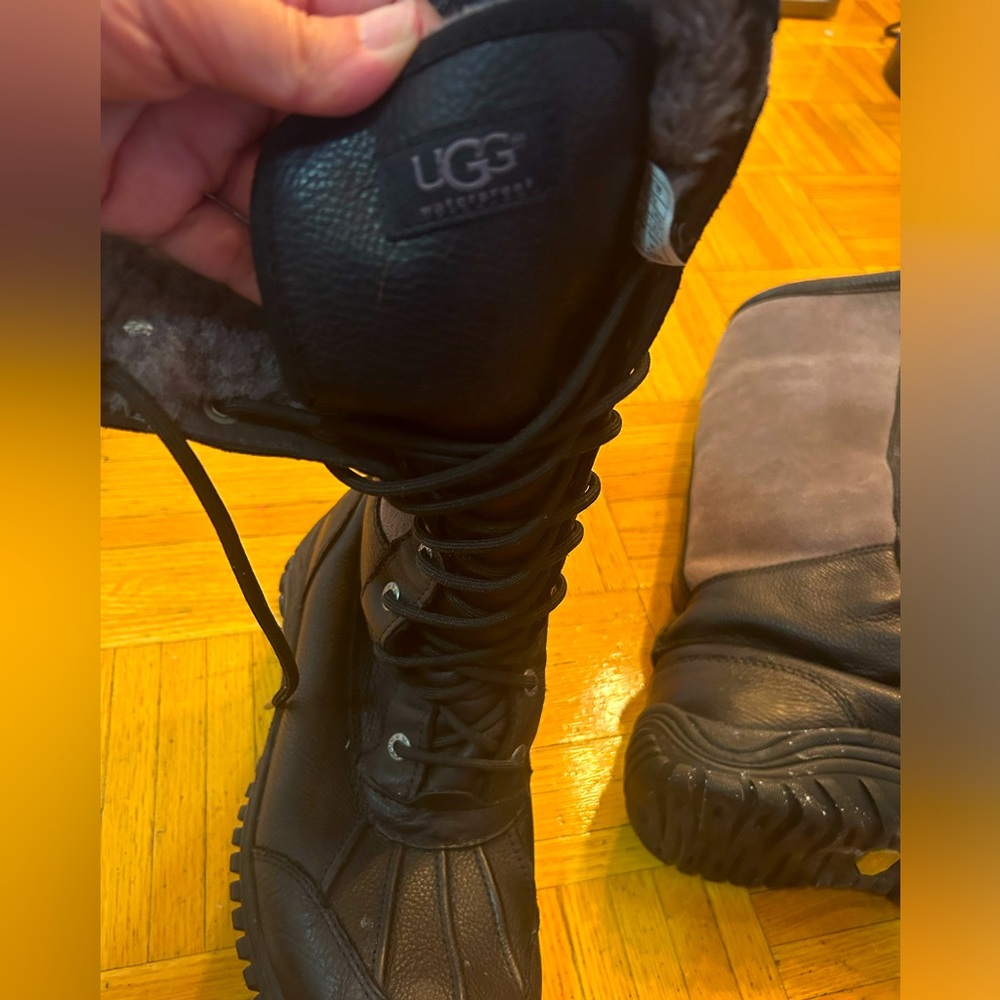 UGG Tall boots. Like new. Vey Warm. Size 9.5 women. Black and grey. Used once.